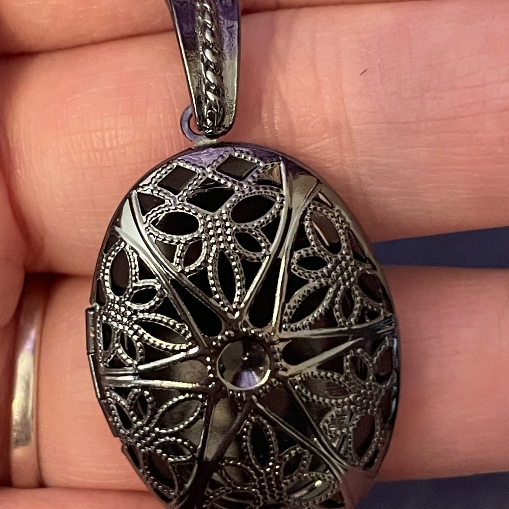 Hollow Open Locket - Picture 2 of 5
